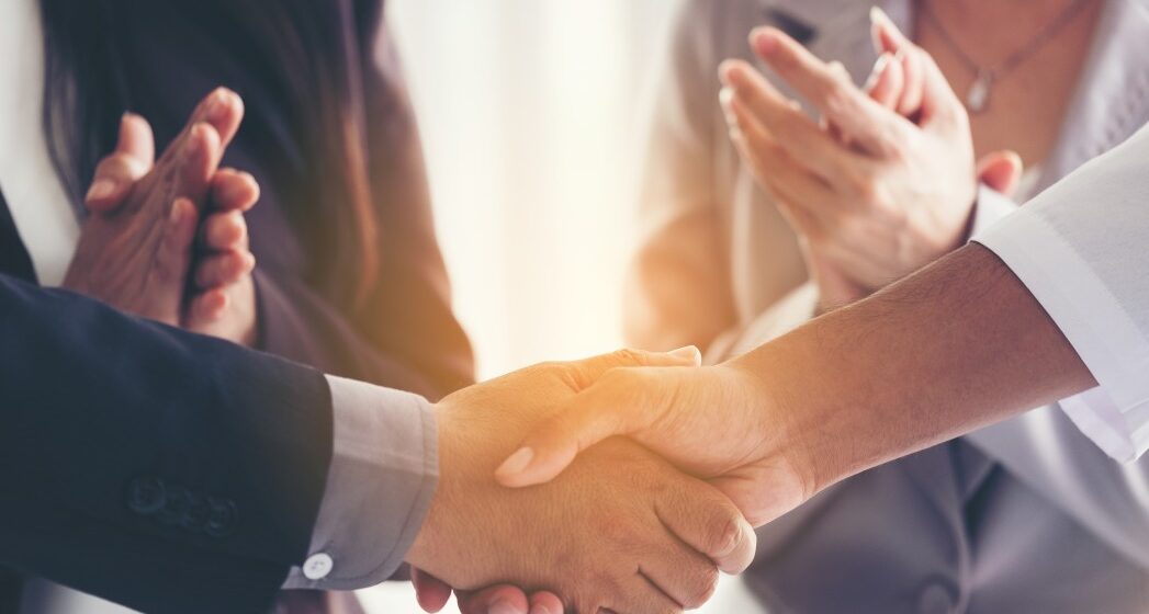 ¿Por qué mantener buenas relaciones sociales en los negocios?